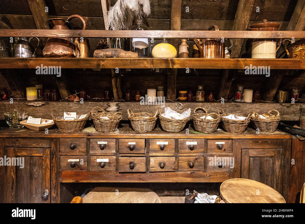 Das Kabinett des traditionellen viktorianischen Apothekers (Old Operate Theatre Museum und Herb Garret, London, Großbritannien Stockfoto