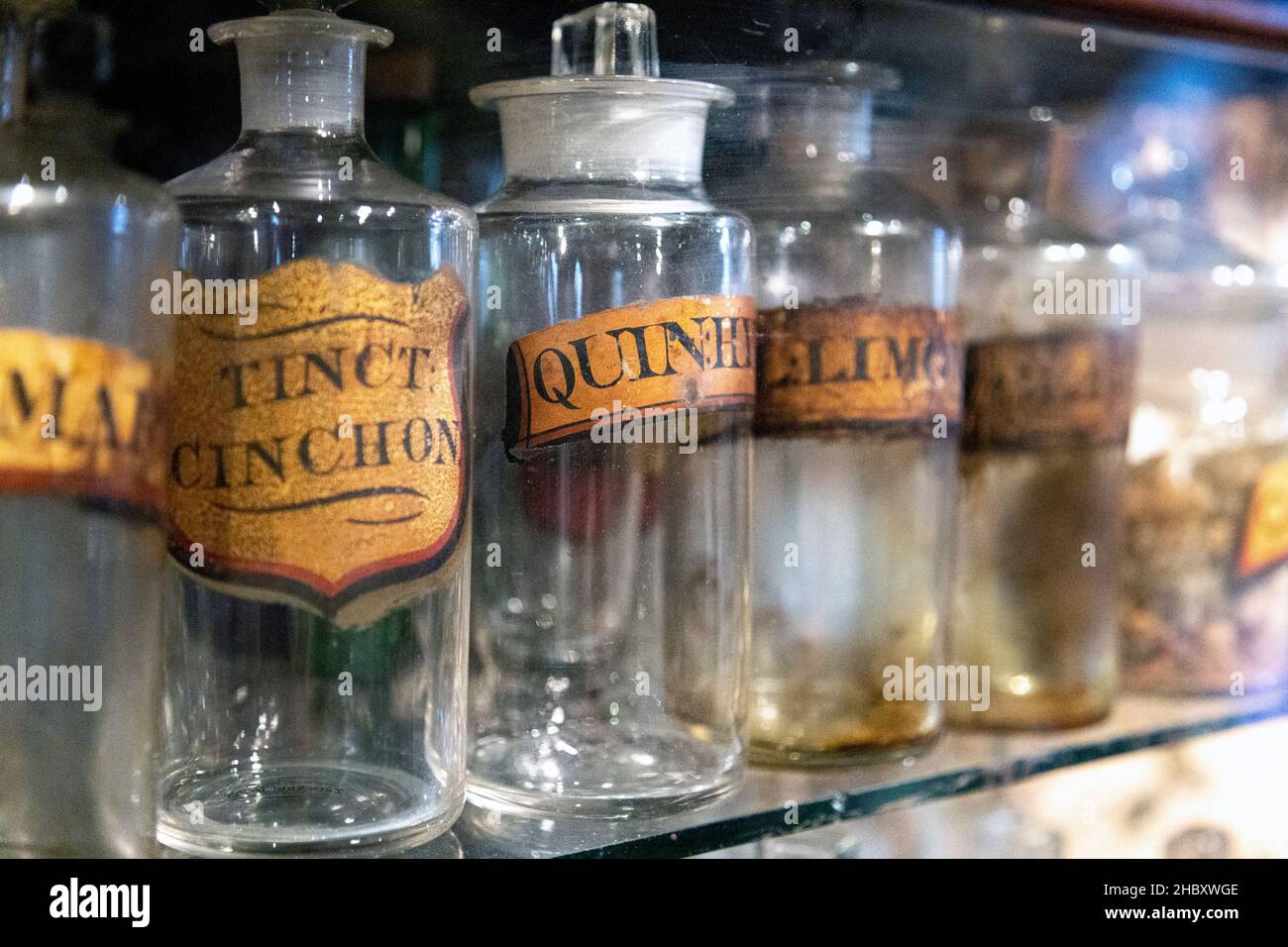 Tradition-Glasflaschen für Chemie und Medizin mit Etiketten (Old Operating Theatre Museum und Kraut Garret, London, UK Stockfoto