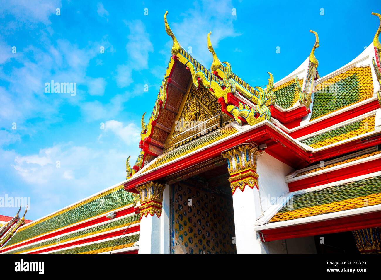 Detail des farbenfrohen vergoldeten Giebels und Dachs im Wat Arun (Tempel der Morgenröte), Bangkok, Thailand Stockfoto