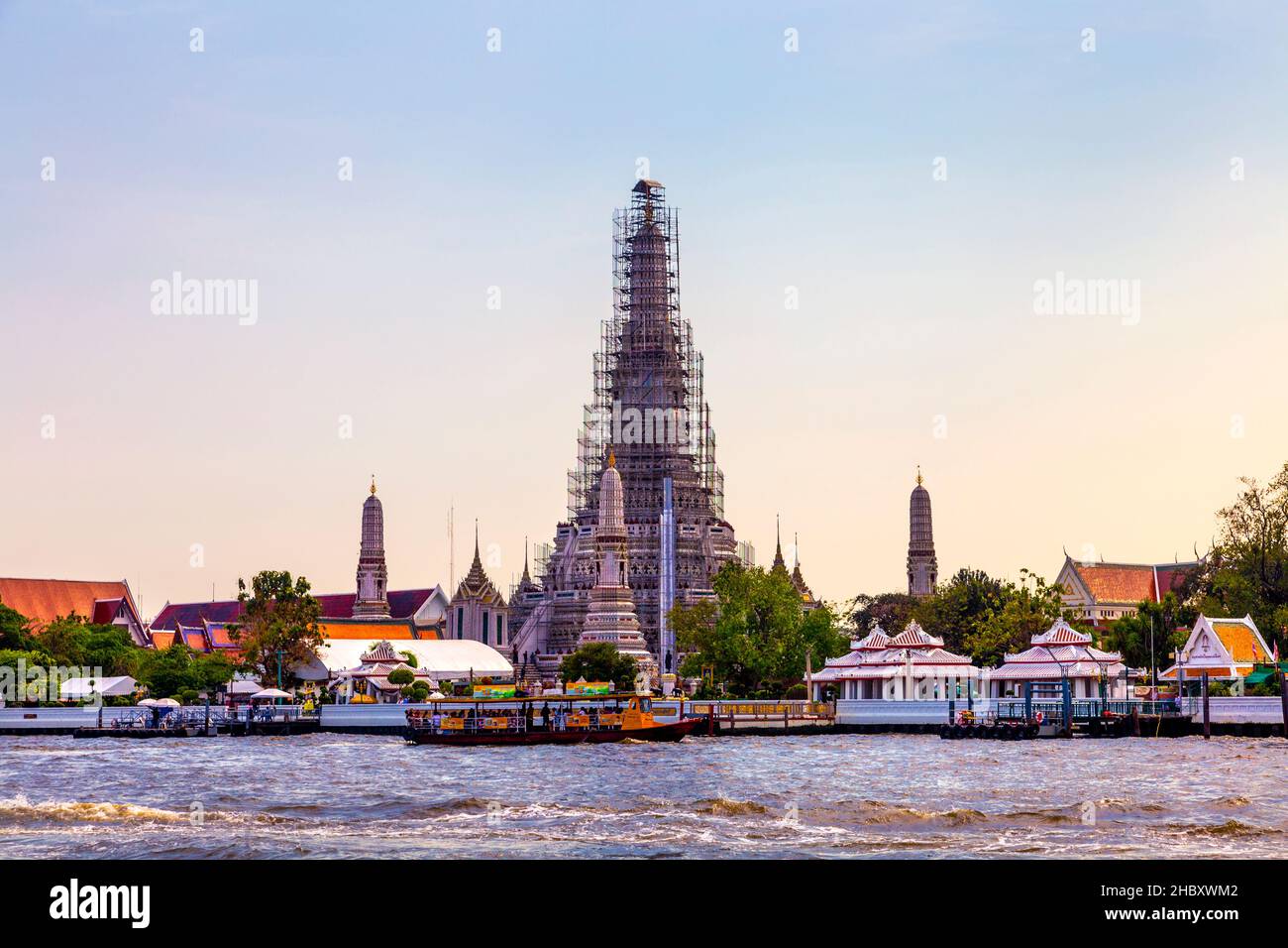 Wat Arun (Tempel der Morgenröte) wird renoviert und der Chao Phraya Fluss in Bangkok, Thailand Stockfoto