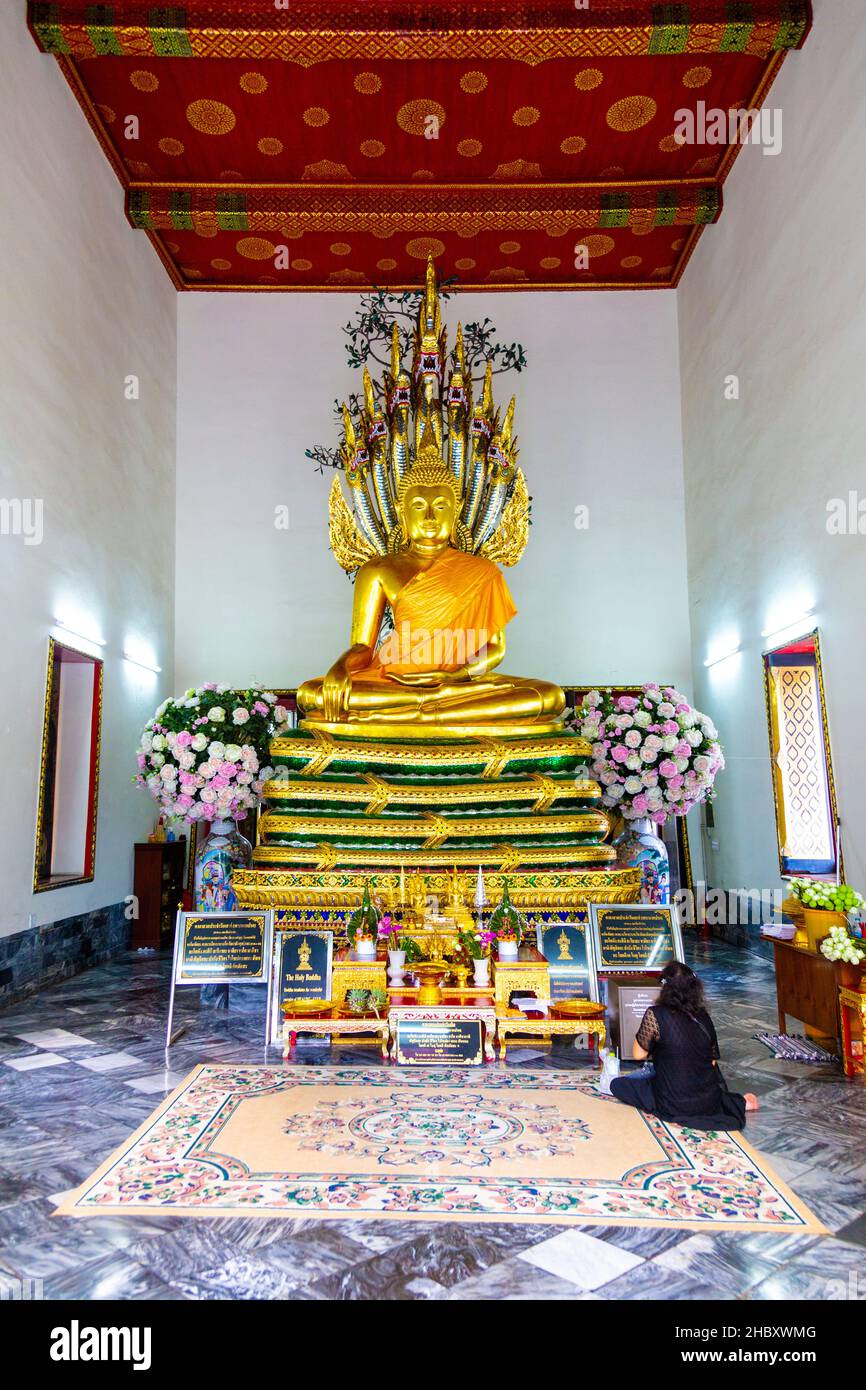 Goldene buddha-Skulptur (Phra Buddha Chinnasri Muninat), West Assembly Hall, Wat Pho Tempel, Bangkok, Thailand Stockfoto