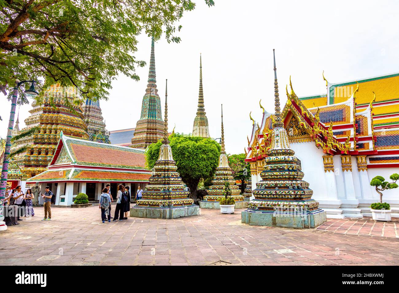 Keramik- und Porzellan-Chedis im Wat Pho Tempel (Tempel des Reclining Buddha), Bangkok, Thailand Stockfoto
