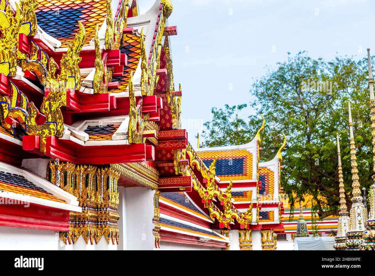 Detail des farbenfrohen, vergoldeten Dachs am Wat Pho Tempel (Tempel des Reclining Buddha), Bangkok, Thailand Stockfoto