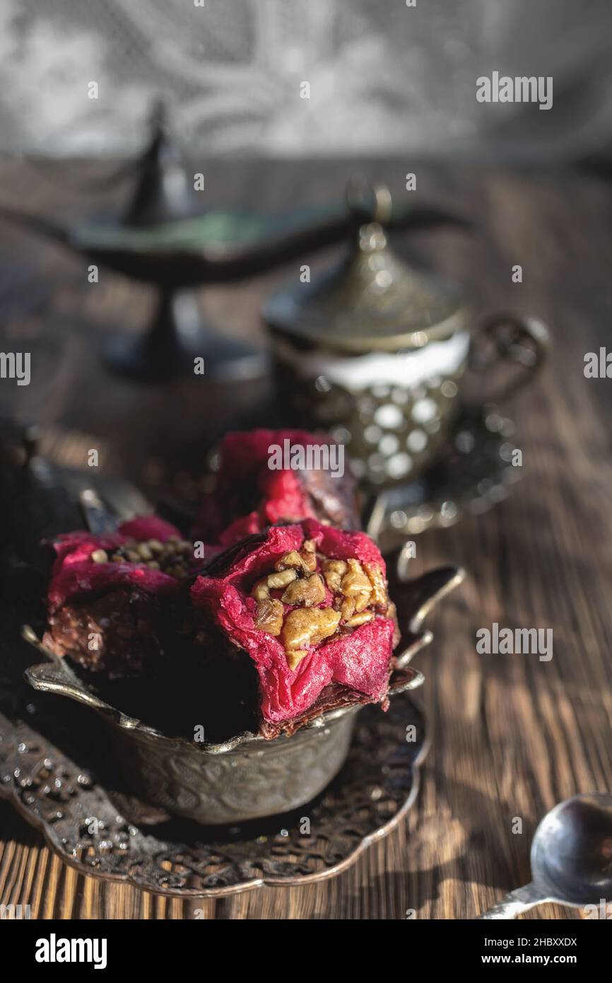 Baklava Dessert mit gebratenen Erdnüssen aus Blätterteig in Form einer schönen Blume mit einer Tasse türkischem Kaffee. Stillleben im arabischen Stil. Oder Stockfoto