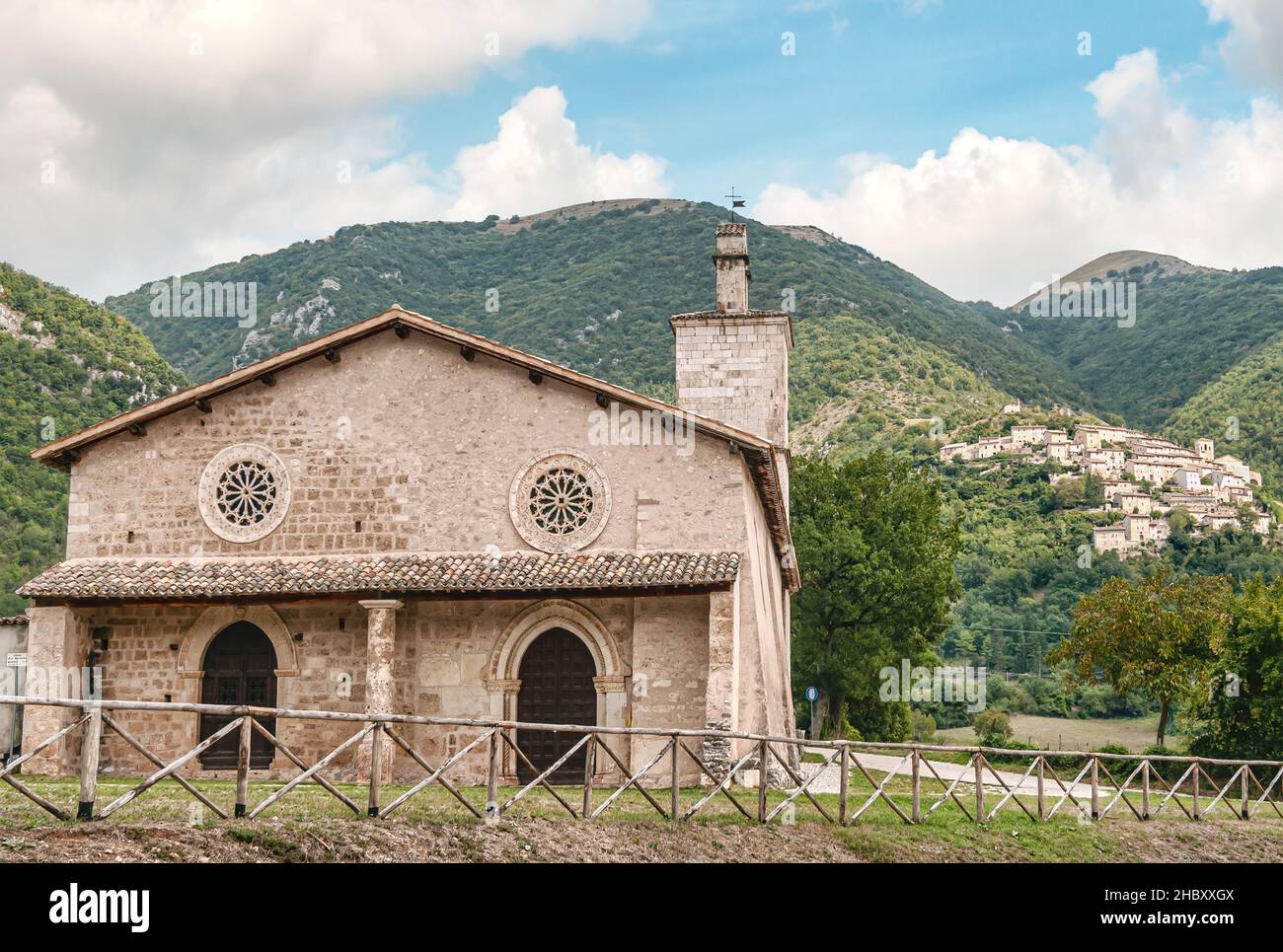 La chiesa di San Salvatore und das Bergdorf Castelsantangelo sul Nera im Hintergrund, Region Marken, Italien Stockfoto