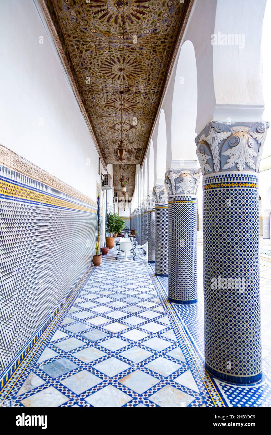 Detail der orientalischen Architektur eines marokkanischen Palastes, Säulen und Mosaikfliesen an der Wand, Palais El Mokri, Fes, Marokko Stockfoto