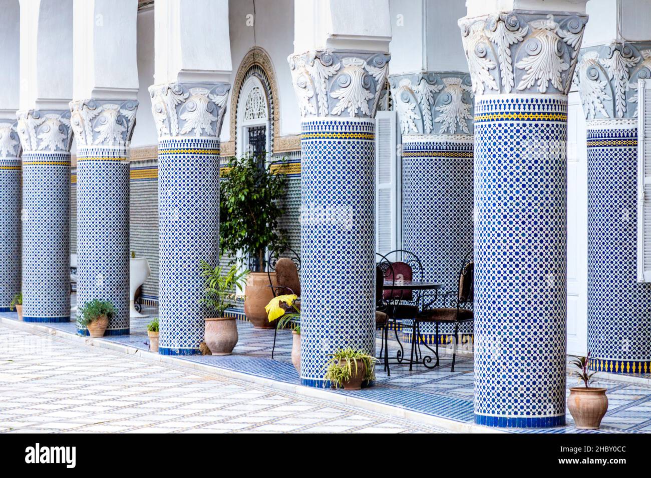 Detail der orientalischen Architektur eines marokkanischen Palastes, Säulen und Mosaikfliesen an der Wand, Palais El Mokri, Fes, Marokko Stockfoto