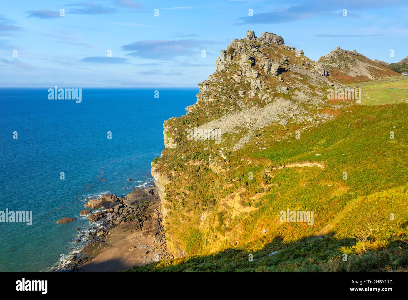 Castle Rock Valley of the Rocks und Wringcliff Beach im Exmoor Nationalpark in der Nähe von Lynton und Lynmouth Devon England GB Europa Stockfoto