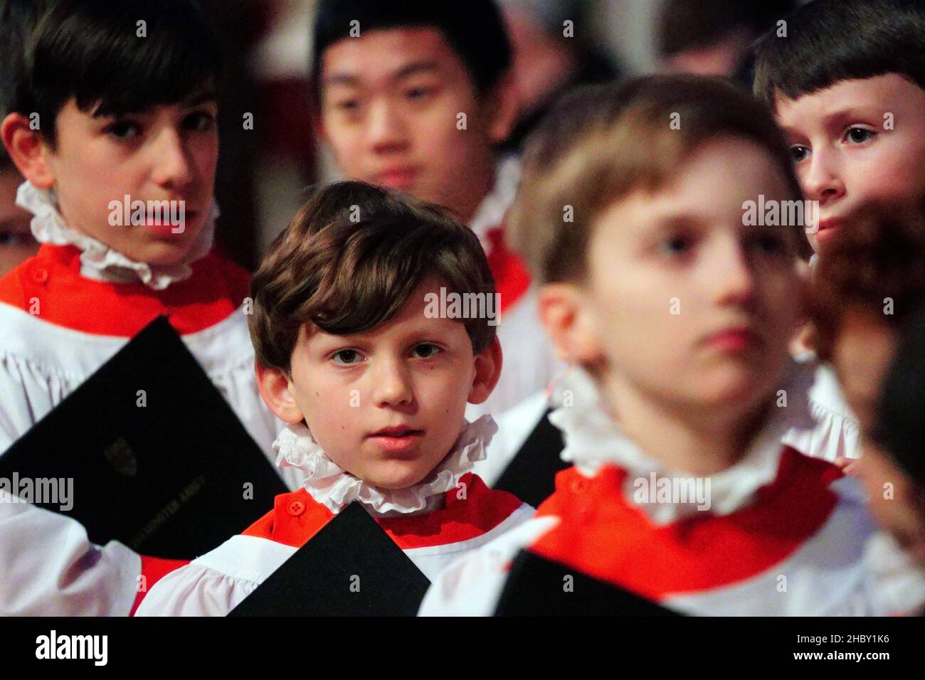 Zuvor unveröffentlichtes Foto vom 08/12/21 von Choristern des Westminster Abbey Choir, die an 'Royal Carols - Together at Christmas' teilnehmen, einem Weihnachtsliedkonzert der Herzogin von Cambridge in Westminster Abbey in London, das am Heiligabend im ITV ausgestrahlt wird. Ausgabedatum: Mittwoch, 22. Dezember 2021. Stockfoto