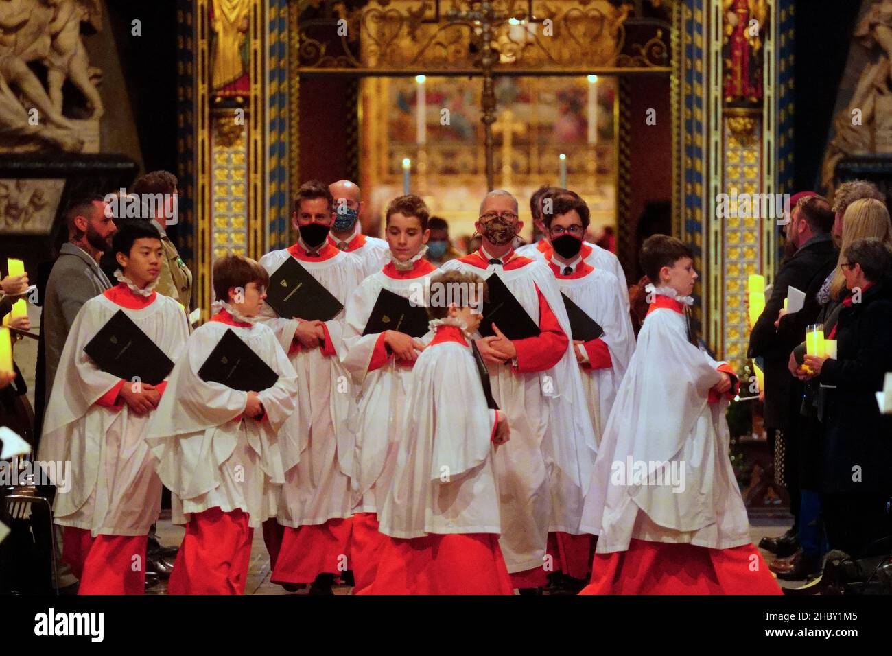 Zuvor unveröffentlichtes Foto vom 08/12/21 von Chören des Westminster Abbey Choir, die an 'Royal Carols - Together at Christmas' teilnehmen, einem Weihnachtsliederkonzert der Herzogin von Cambridge in Westminster Abbey in London, das am Heiligabend auf ITV ausgestrahlt wird. Ausgabedatum: Mittwoch, 22. Dezember 2021. Stockfoto