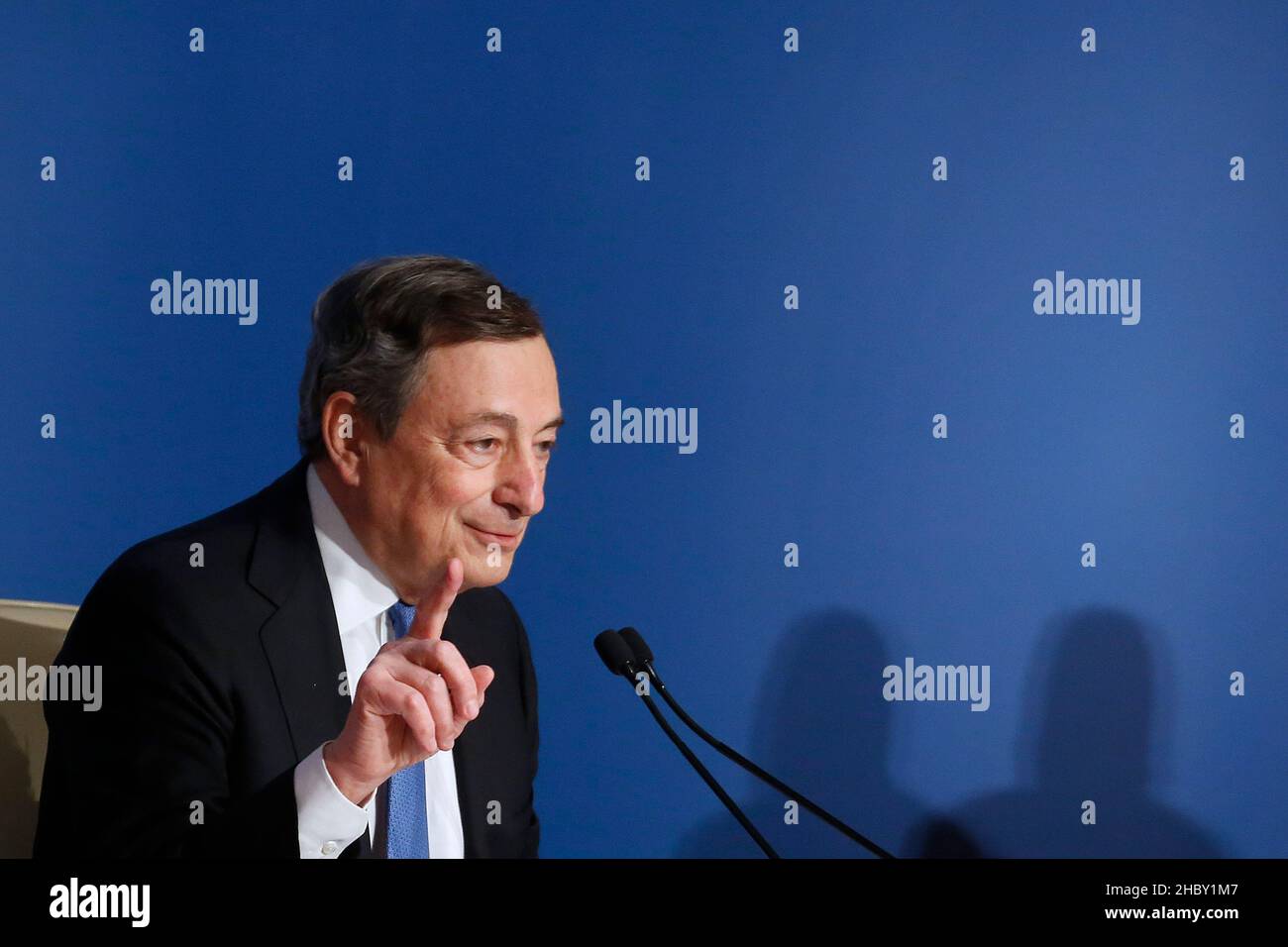 Rom, Italien. 22nd Dez 2021. Der italienische Premier Mario Draghi nimmt an der Abschlusspressekonferenz im Auditorium Antonianum Teil, wo er mit Journalisten und der parlamentarischen Presse zusammentraf. Rome (Italien), Dezember 22nd 2021Photo Samantha Zucchi Insidefoto Credit: Insidefoto srl/Alamy Live News Stockfoto