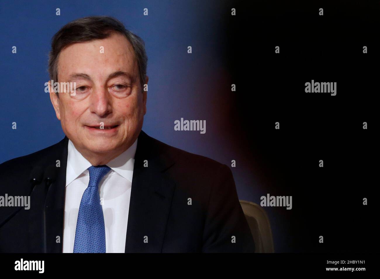 Rom, Italien. 22nd Dez 2021. Der italienische Premier Mario Draghi nimmt an der Abschlusspressekonferenz im Auditorium Antonianum Teil, wo er mit Journalisten und der parlamentarischen Presse zusammentraf. Rome (Italien), Dezember 22nd 2021Photo Samantha Zucchi Insidefoto Credit: Insidefoto srl/Alamy Live News Stockfoto