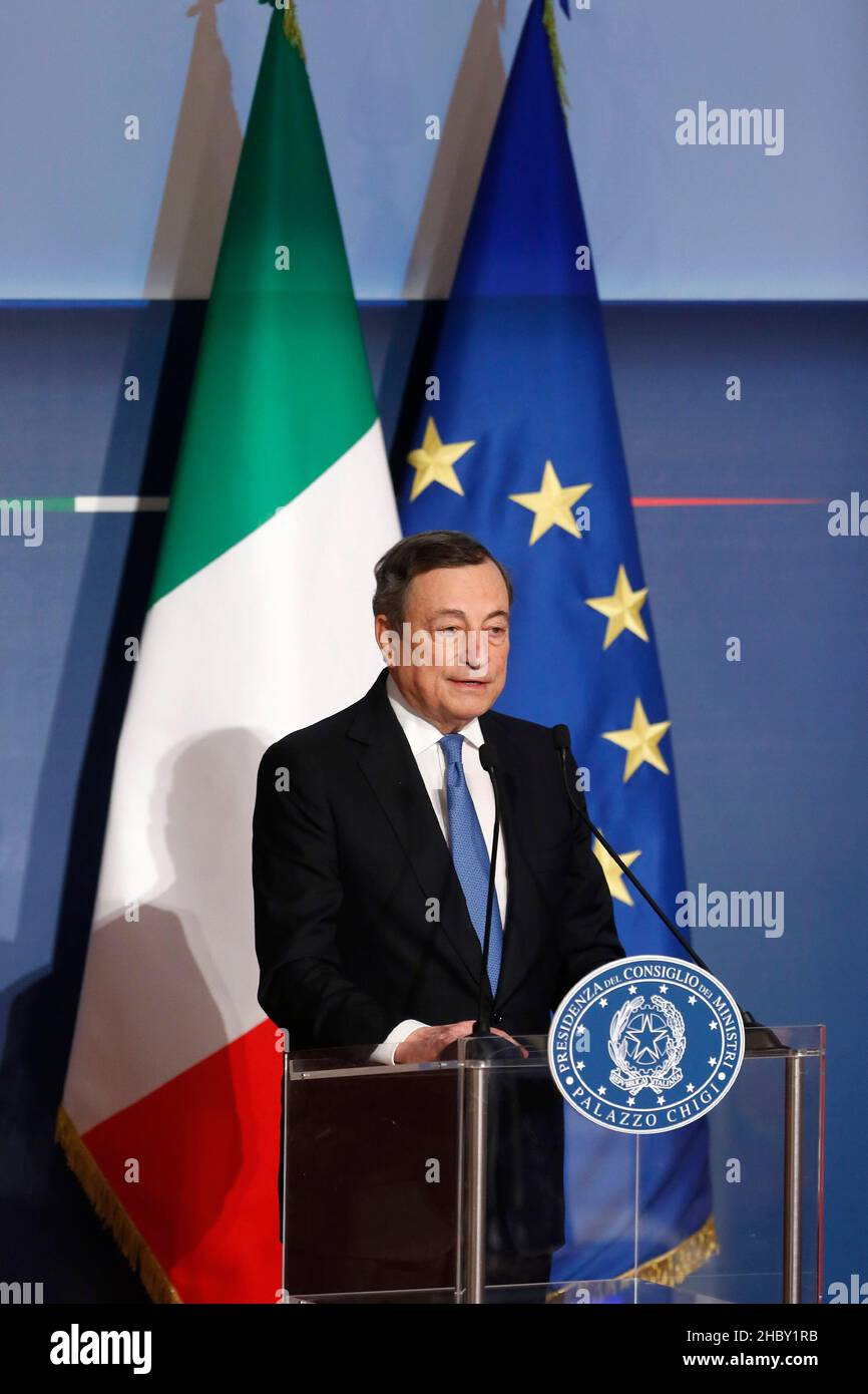 Rom, Italien. 22nd Dez 2021. Der italienische Premier Mario Draghi nimmt an der Abschlusspressekonferenz im Auditorium Antonianum Teil, wo er mit Journalisten und der parlamentarischen Presse zusammentraf. Rome (Italien), Dezember 22nd 2021Photo Samantha Zucchi Insidefoto Credit: Insidefoto srl/Alamy Live News Stockfoto