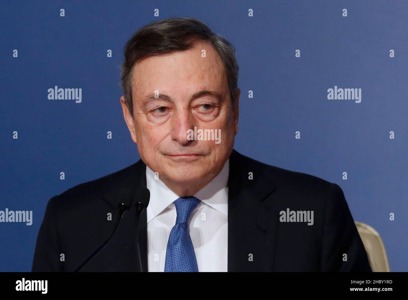 Rom, Italien. 22nd Dez 2021. Der italienische Premier Mario Draghi nimmt an der Abschlusspressekonferenz im Auditorium Antonianum Teil, wo er mit Journalisten und der parlamentarischen Presse zusammentraf. Rome (Italien), Dezember 22nd 2021Photo Samantha Zucchi Insidefoto Credit: Insidefoto srl/Alamy Live News Stockfoto