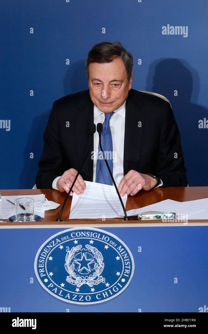 Rom, Italien. 22nd Dez 2021. Der italienische Premier Mario Draghi nimmt an der Abschlusspressekonferenz im Auditorium Antonianum Teil, wo er mit Journalisten und der parlamentarischen Presse zusammentraf. Rome (Italien), Dezember 22nd 2021Photo Samantha Zucchi Insidefoto Credit: Insidefoto srl/Alamy Live News Stockfoto