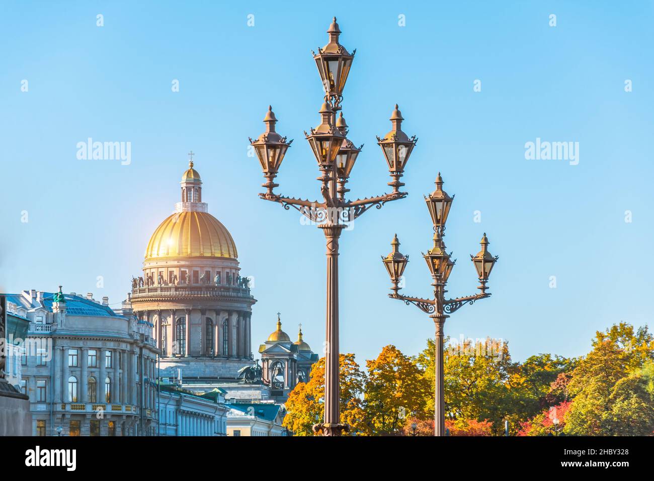 Isaakskathedrale im Herbst, gelb-orange Blätter, Straßenlaternen, Sankt Petersburg Stockfoto