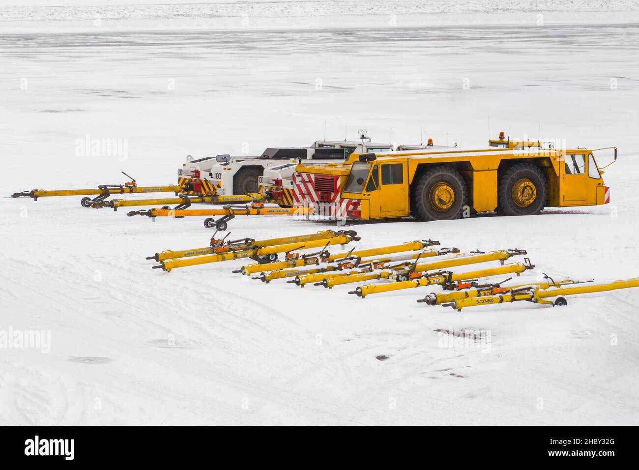 Flugzeug Schlepper auf dem Parkplatz am Vorfeld des Flughafen Winter Stockfoto