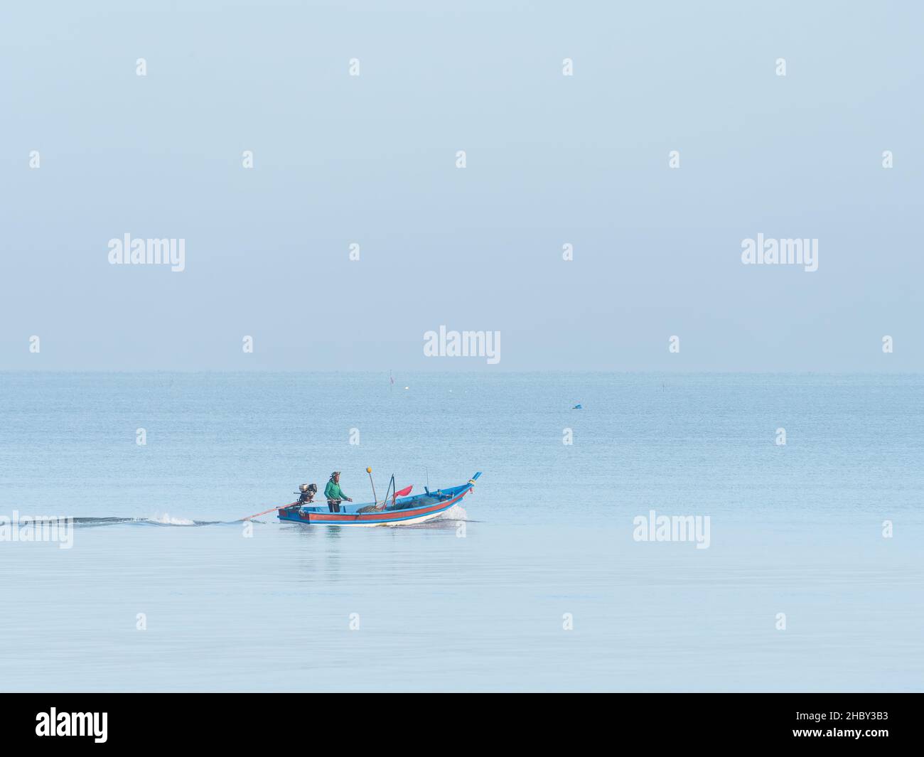 Fischerboot auf See vor der Küste der Provinz Surat Thani in Thailand. Stockfoto