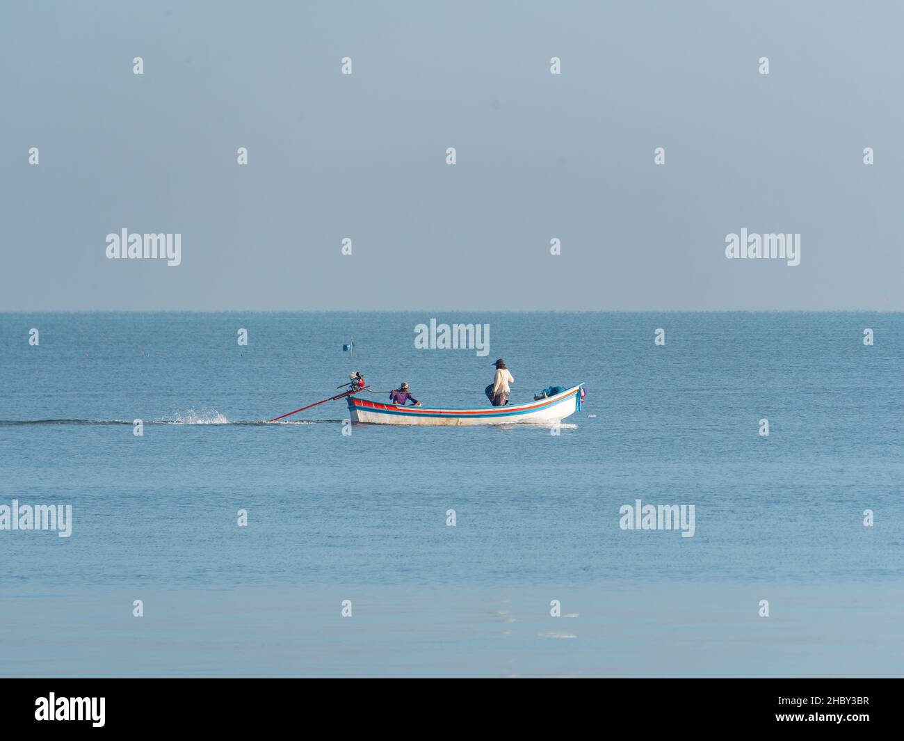 Fischerboot auf See vor der Küste der Provinz Surat Thani in Thailand. Stockfoto
