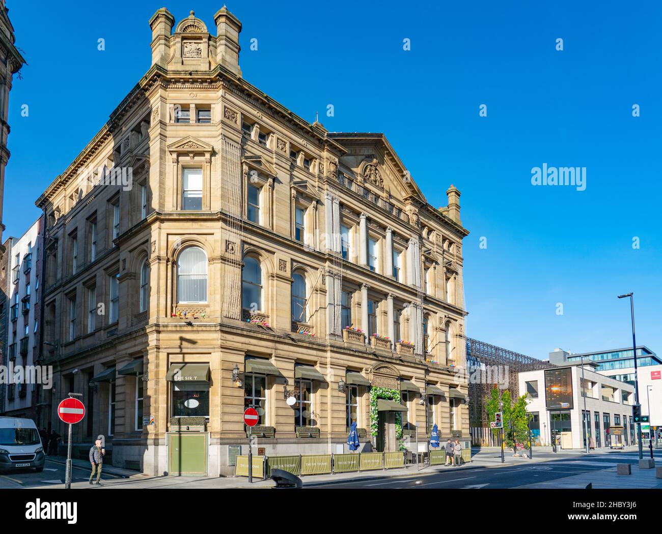 The Sir T Pub, ursprünglich ein Bank of Liverpool Building, an der Sir Thomas Street und der Victoria Street, Liverpool. Bild aufgenommen am 21st. Oktober 2021. Stockfoto