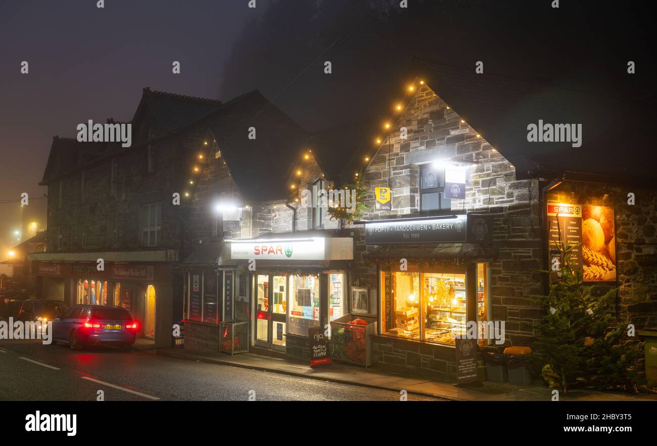 Becws Tandderwen (Bakery), Holyhead Road, Betws-Y-Coed, Nordwales an einem foggy Nachmittag im Dezember 2021. Stockfoto