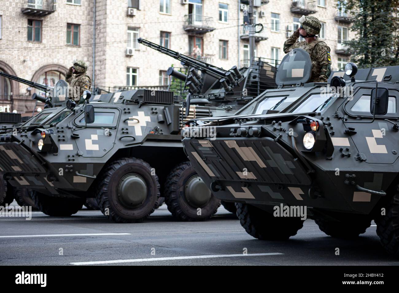 Ukraine, Kiew - 18. August 2021: Militärparade. Gepanzertes Fahrzeug. Transport in Schutzfarben. Geländewagen der Armee Stockfoto