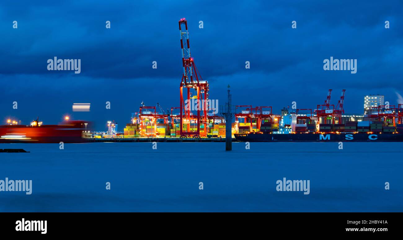 Der Seaforth Container Terminal in den Liverpool Docks am Fluss Mersey, im Dezember 2021 von New Brighton aus gesehen. Stockfoto