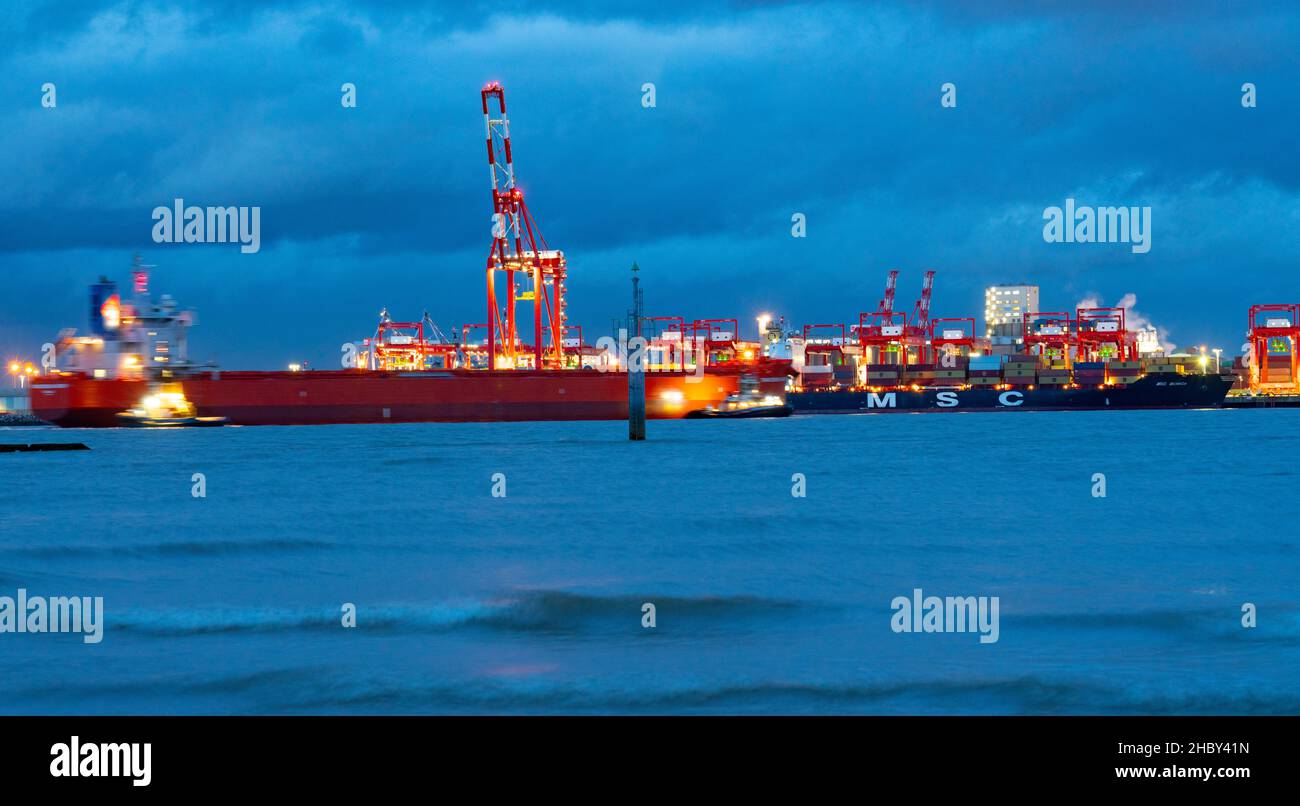 Der Seaforth Container Terminal in den Liverpool Docks am Fluss Mersey, im Dezember 2021 von New Brighton aus gesehen. Stockfoto