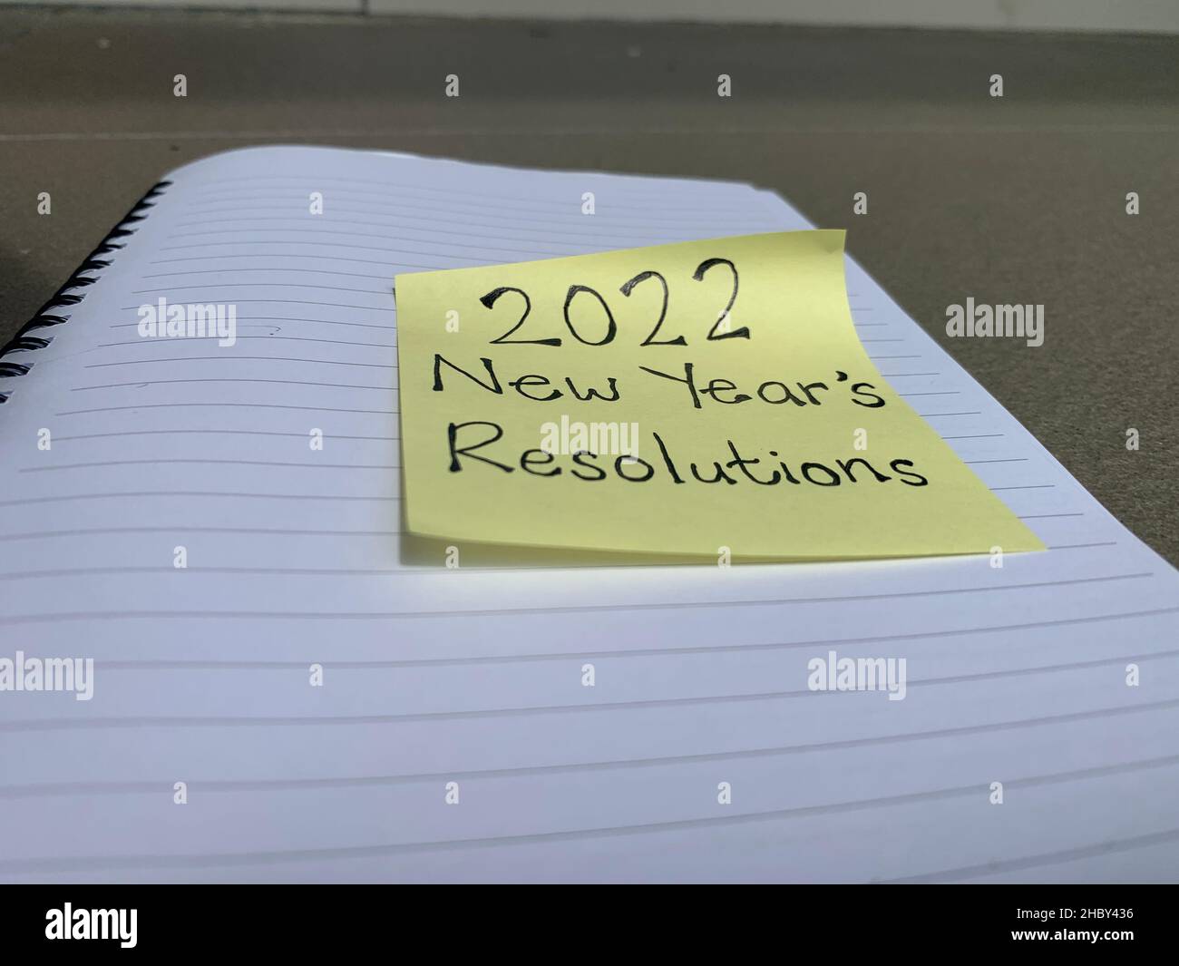 Auflösungstext für das Jahr 2022 auf einem Haftnotiz auf einem Notizblock geschrieben. Stockfoto