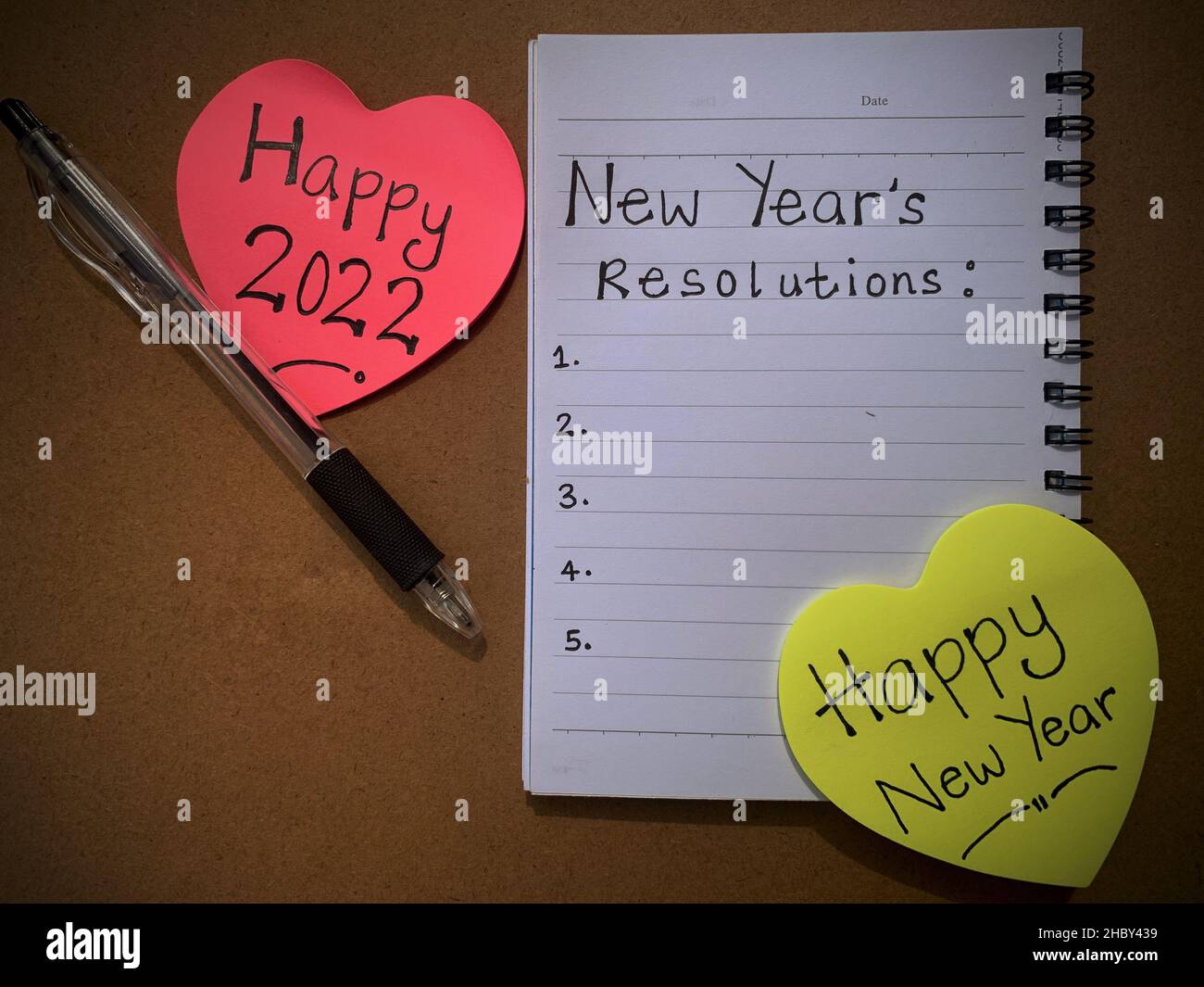 Wunderbare Wünsche auf Haftnotizen mit Vorsätzen für das neue Jahr auf einem Notizblock. Stockfoto