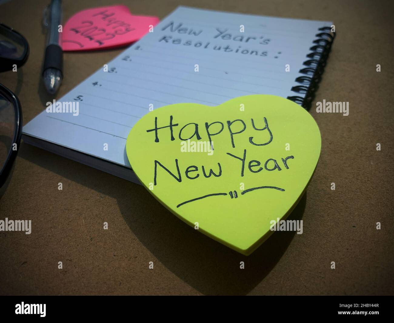 Schöne Wünsche auf Haftnotizen mit Vorsätzen für das neue Jahr auf einem Notizblock. Stockfoto