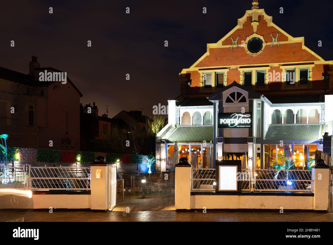 Portofino Italienisches Restaurant, Marine Promenade, New Brighton, am Ufer des Flusses Mersey. Aufgenommen im Dezember 2021. Stockfoto