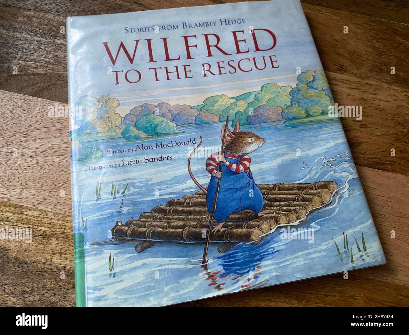 Wilfred to the Rescue - ein Buch aus der Kinderserie Brambly Hedge. Dieses Buch wurde von Alan MacDonald geschrieben und von Lizzie Sanders illustriert. Stockfoto