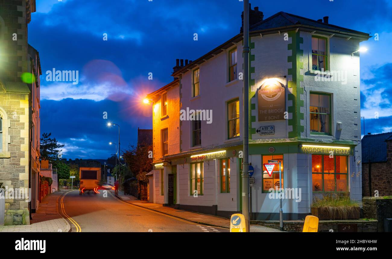 Johnny Dough's Pizza Restaurant an der Ecke von Rosehill St und Castle St, Conwy, North Wales. Bild aufgenommen im November 2021. Stockfoto