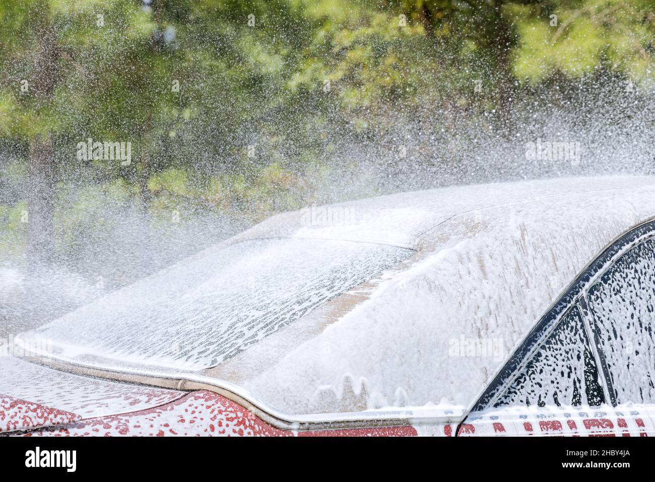 Leistungsstarke Hochwasserdruck Autowäsche zu Hause. Autoreinigung Stockfoto