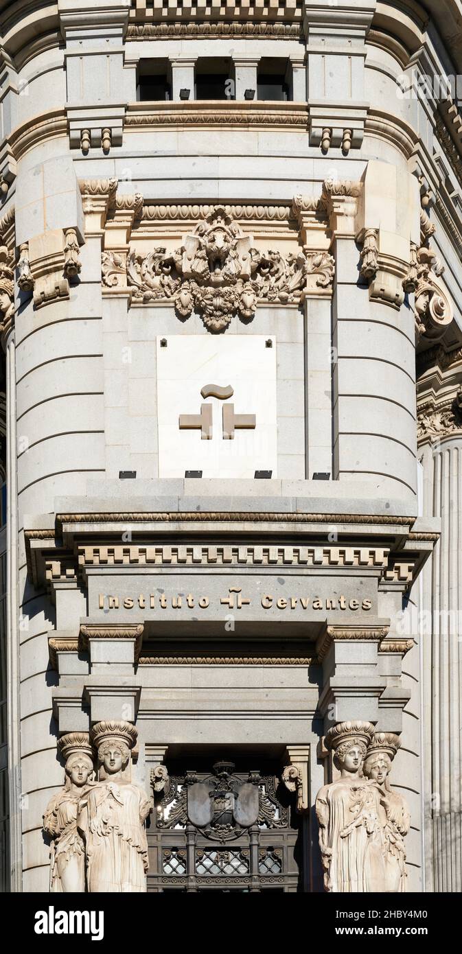 Nahaufnahme der Fassade des Cervantes-Instituts (Instituto Cervantes), einer weltweiten Non-Profit-Organisation, Madrid, Spanien Stockfoto
