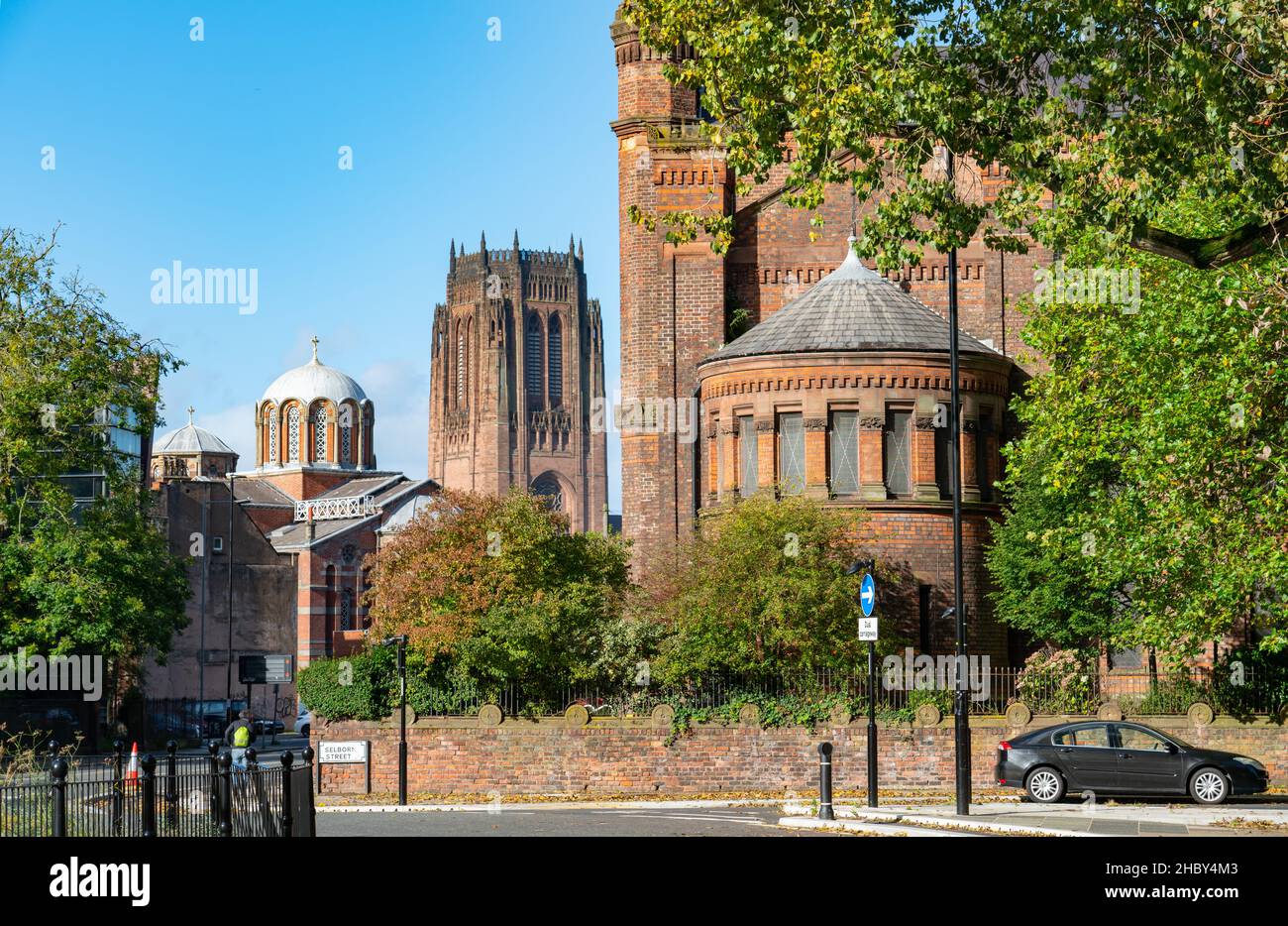 Griechische Kirche, anglikanische Kathedrale und jüdische Synagoge, Princes Road, Liverpool 8. Aufnahme im Oktober 2021. Stockfoto