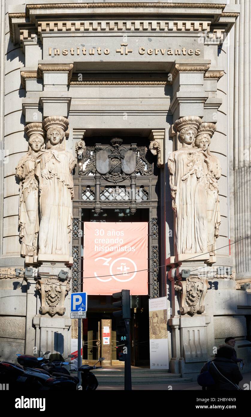 Nahaufnahme der Fassade des Cervantes-Instituts (Instituto Cervantes), einer weltweiten Non-Profit-Organisation, Madrid, Spanien Stockfoto