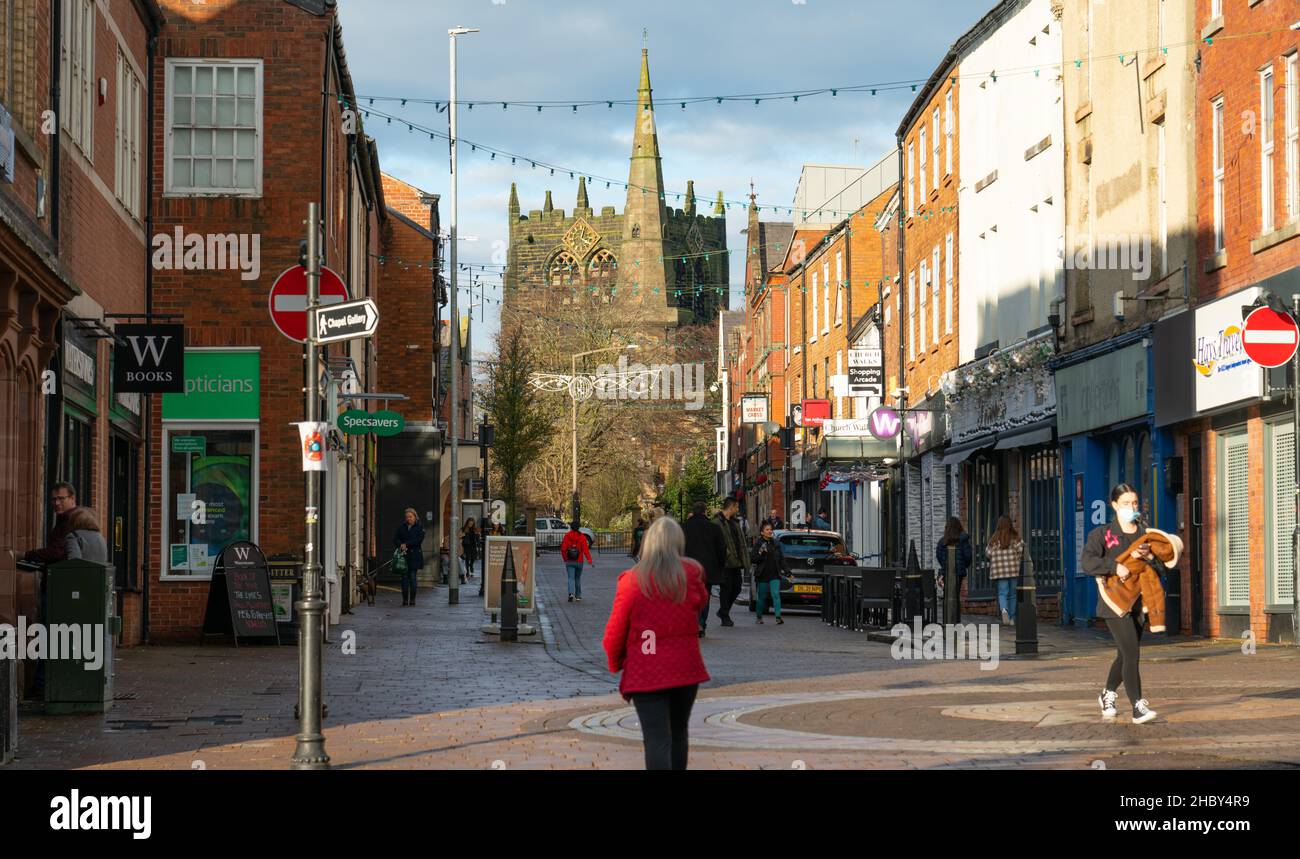Church Street in der Marktstadt Ormskirk in West Lancashire, im Dezember 2021. Stockfoto