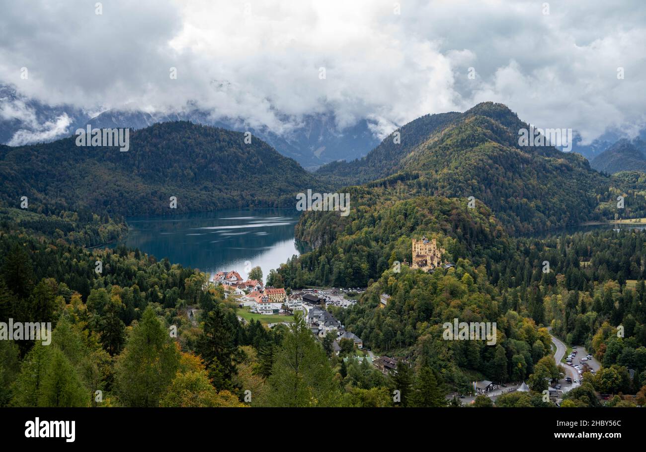 see in den Bergen, Blick vom Balkon auf Schloss Neuschwanstein, Alpsee im Hintergrund Stockfoto