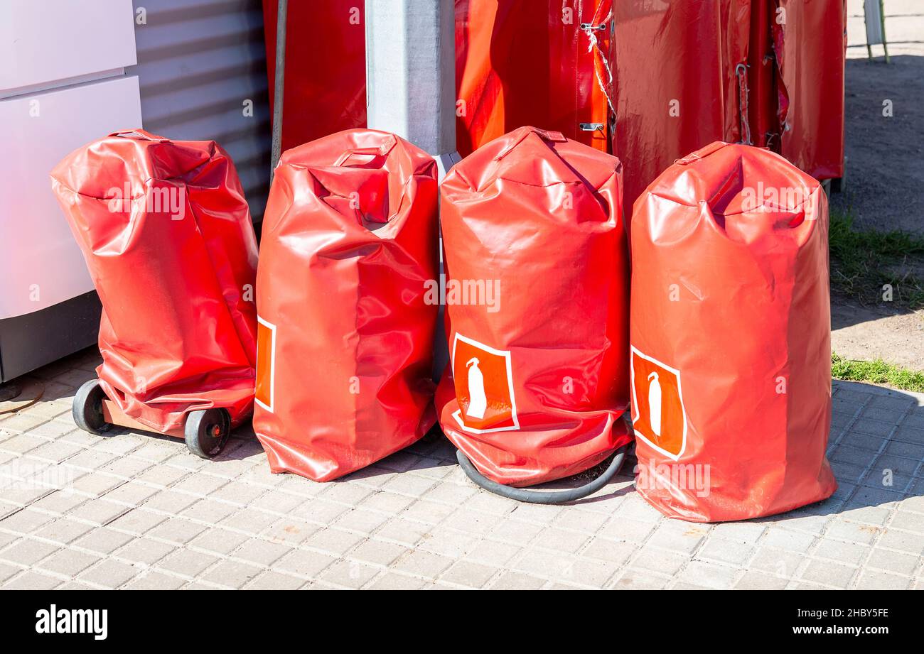 Feuerlöscher in Schutzabdeckungen an der Tankstelle Stockfoto