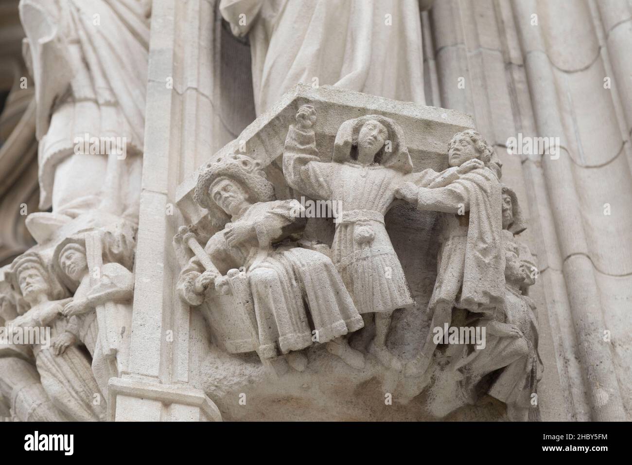 Biblische Skulptur an der Fassade des Rathauses (stadhuis) in Leuven, Belgien. Das gotische Gebäude stammt aus dem 15th. Jahrhundert. Stockfoto