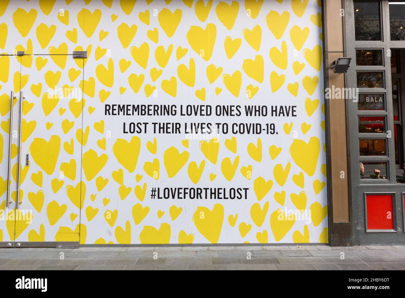 Wir erinnern uns an die Angehörigen, die ihr Leben verloren haben, und covid 19 Schild an der leeren Ladenfront, london, großbritannien Stockfoto