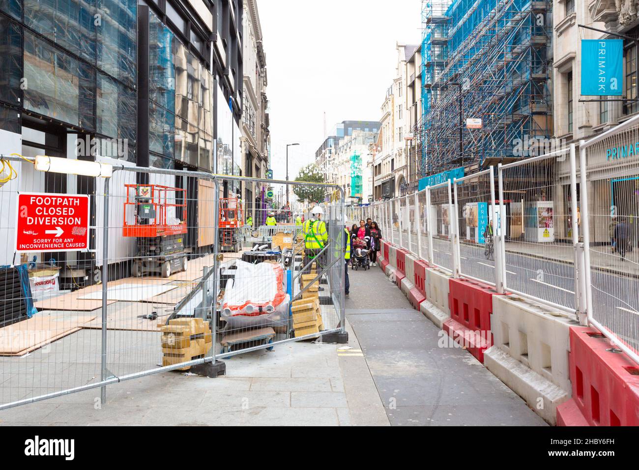 Bauarbeiten entlang der Oxford Street, Fußweg geschlossen Umleitung, london, großbritannien Stockfoto