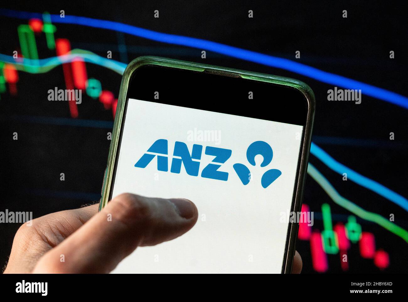 China. 09th Dez 2021. In dieser Abbildung sehen Sie das The Australia and New Zealand Banking Group Limited, das gemeinhin als ANZ-Logo bezeichnet wird, das auf einem Smartphone mit einem Index-Diagramm der wirtschaftlichen Börse im Hintergrund angezeigt wird. (Foto von Budrul Chukrut/SOPA Images/Sipa USA) Quelle: SIPA USA/Alamy Live News Stockfoto