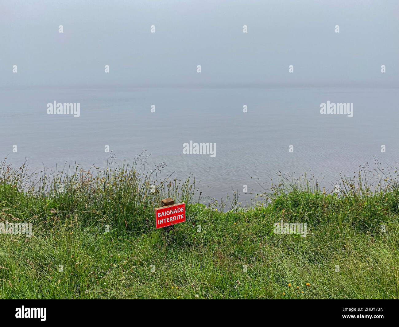 Kein Badesign auf französisch - Baignade Interdite - Servieres See, auvergne Stockfoto