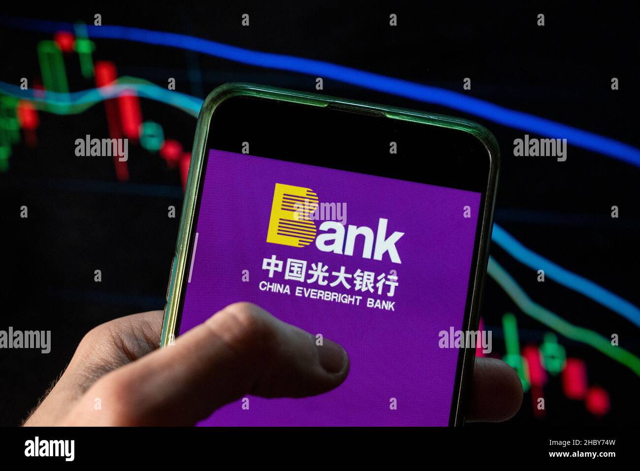In dieser Abbildung ist das chinesische staatliche Bank- und Finanzdienstleistungsunternehmen China Everbright-Logo auf einem Smartphone mit einem wirtschaftlichen Börsenindex im Hintergrund zu sehen. (Foto von Budrul Chukrut / SOPA Images/Sipa USA) Stockfoto