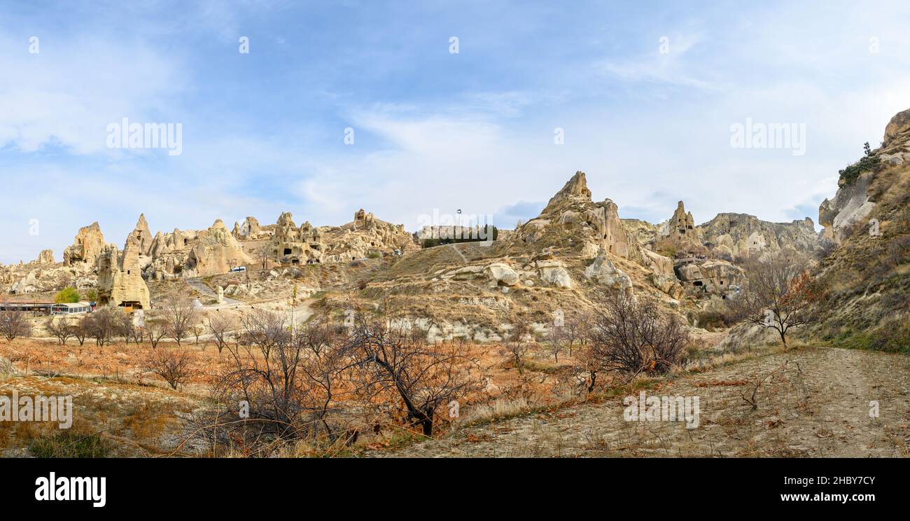 Goreme Freilichtmuseum in Goreme, Kappadokien - Nevsehir, Türkei. Alte Höhlenkirchen und Felsformationen. Stockfoto