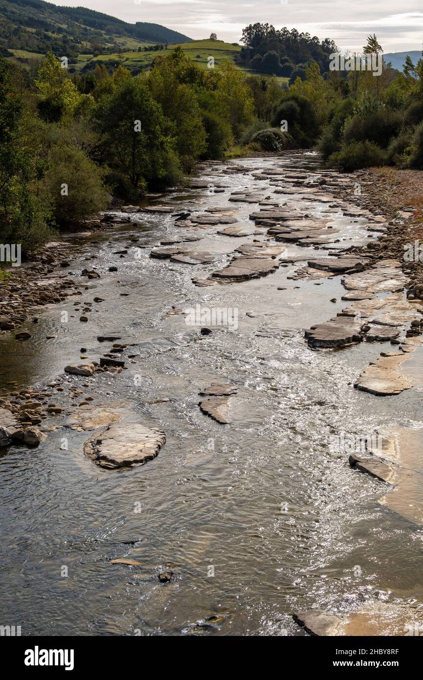 Der Fluss Pas führt durch Kantabrien Stockfoto