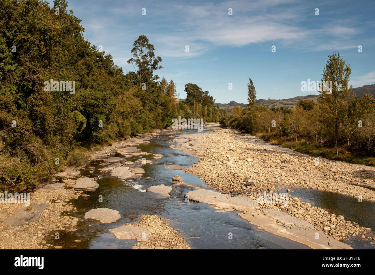 Der Fluss Pas führt durch Kantabrien Stockfoto